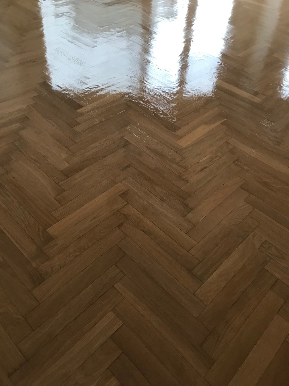 Mörk fiskbensparkett med hög finish