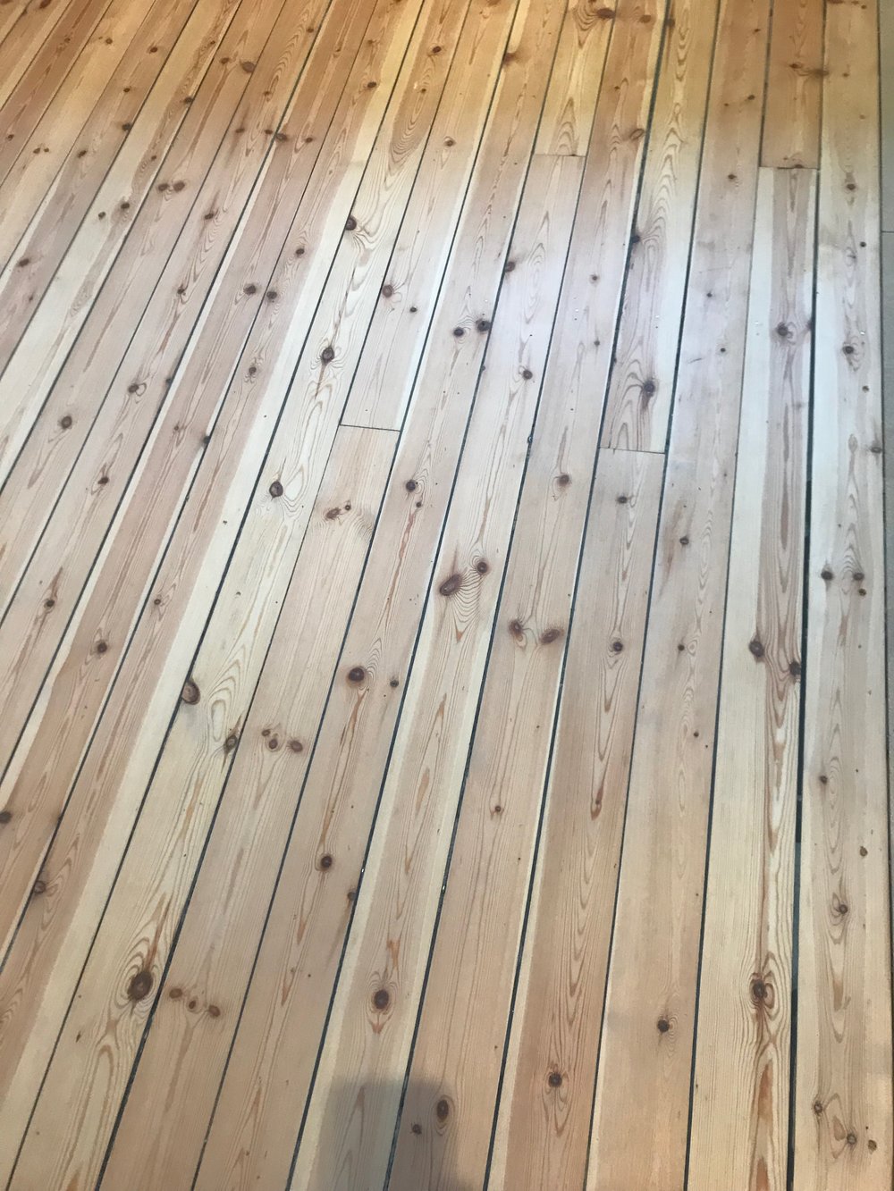 Slipat furugolv med ljus behandling